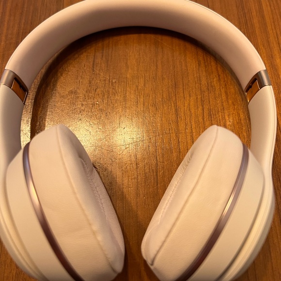 Beats Solo3 Wireless On-Ear Headphones - Matte Gold BASICALLY NEW - Picture 5 of 12